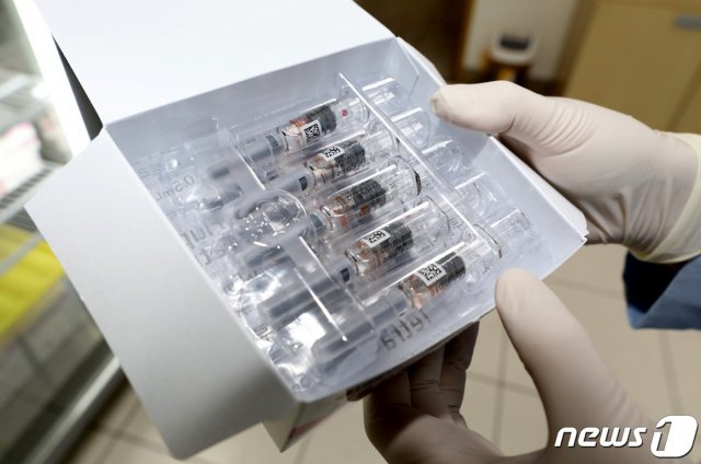 독감백신 접종후 사망신고가 잇따르고 있는 가운데 23일 오후 김포시 뉴고려병원에서 의료진이 접종할 백신을 점검하고 있다. 2020.10.23/뉴스1 © News1