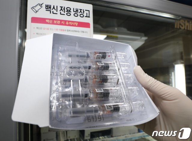 독감백신 접종후 사망신고가 잇따르고 있는 가운데 23일 오후 김포시 뉴고려병원에서 의료진이 접종할 백신을 점검하고 있다. 2020.10.23 © News1