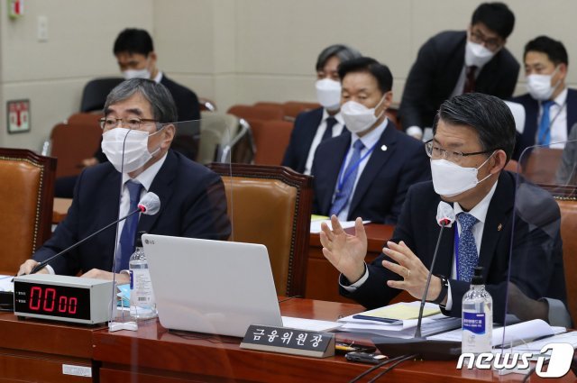 윤석헌 금감원장(왼쪽)과 은성수 금융위원장이 23일 서울 여의도 국회 정무위원회에서 열린 금융감독원, 금융위원회 등에 대한 종합국정감사에서 의원들 질의에 답하고있다. 2020.10.23/뉴스1 © News1