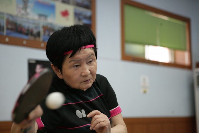 77세 이승자 씨는 탁구를 잘 치기 위해 피트니스센터에서 근육 운동도 하고 있다. 아마추어사진가 정동운