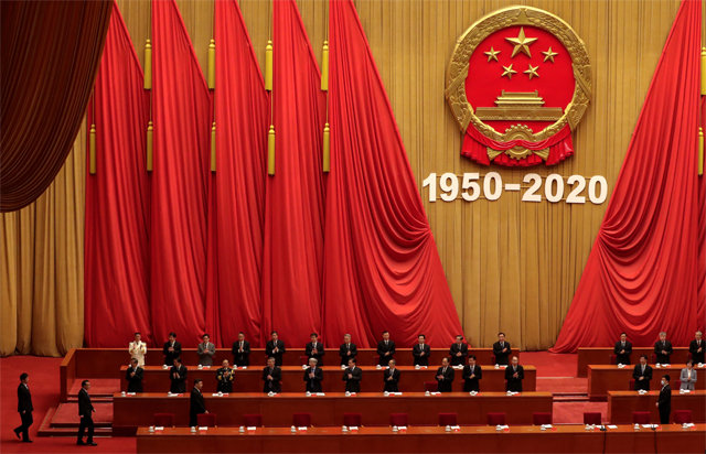 23일 오전 시진핑 중국 국가주석(앞줄 왼쪽에서 세 번째)이 베이징 인민대회당에서 열린 항미원조 전쟁 참전 70주년 
기념식장에 입장하고 있다. 이날 시 주석은 중국 최고지도자로서는 20년 만에 6·25전쟁 기념식 연설에 나섰다. 베이징=AP 
뉴시스