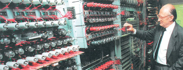 제작에만 10개월이 걸리고 약 1500개의 진공관을 사용한 암호 프로그래밍 기계 ‘콜로서스(Colossus)’. 방 한 개 크기만 한 기계는 제2차 세계대전 막바지에 영국에서만 10개가 가동됐다. 사람의무늬 제공