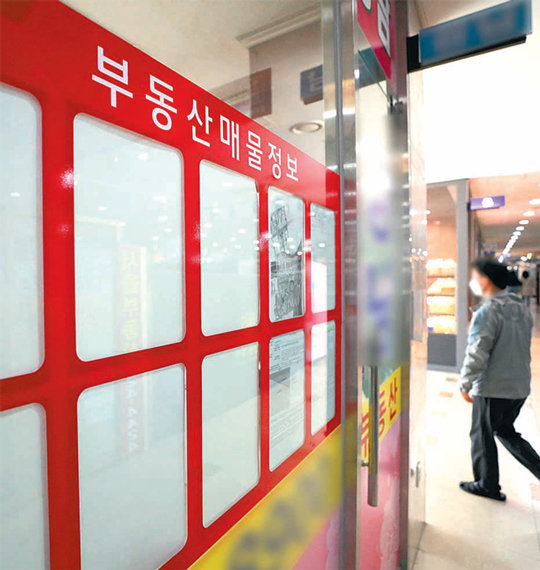 18일 서울의 한 부동산 중개업소 매물 게시판이 텅 비어 있다. 뉴스1