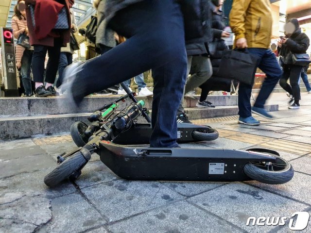 서울 마포구 홍대입구역 출입구 바로 앞에 공유 전동킥보드가 보행흐름을 막고 있다. © 뉴스1