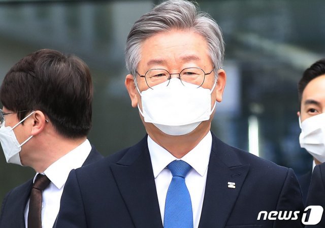 공직선거법 위반 등 혐의로 불구속기소돼 파기환송심서 무죄 선고를 받은 이재명 경기도지사가 16일 오전 경기도 수원시 영통구 수원고등법원에서 열린 파기환송심 선고 공판을 마치고 법원을 나서고 있다. 2020.10.16 © News1