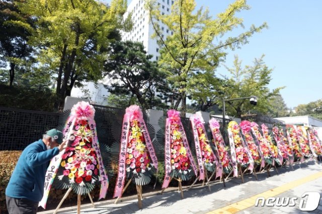 서울 서초구 대검찰청 앞에 윤석열 검찰총장을 응원하는 화환이 놓여져 있다.