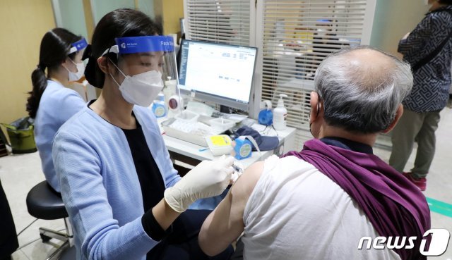 만 70세 이상 어르신이 19일 서울 강서구 한국건강관리협회 서울서부지부에서 무료 독감예방접종을 받고 있다. 일주일 뒤인 이달 26일부터는 만 62∼69세(1951∼1958년 출생) 어르신이 무료 접종을 받을 수 있다.2020.10.19/뉴스1 © News1