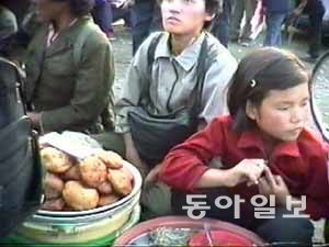 북한 주민들이 저마다 가지고 나온 생활용품과 식재료를 장마당에서 판매하고 있다. 북한의 배급체계가 무너진 뒤에는 주민 대부분이 장마당에서 필요한 물품을 구입하고 있다. 동아일보DB