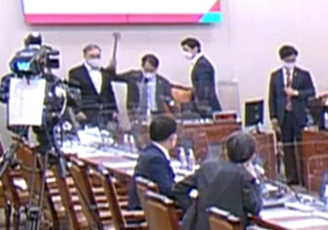 국회 과방위 위원장인 더불어민주당 이원욱 의원(서 있는 사람 왼쪽에서 두 번째)이 23일 국정감사 정회를 선포하며 의사봉을 내리치고 있다. 국감 화면 캡처