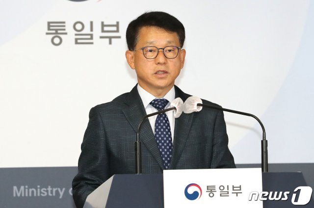 여상기 통일부 대변인이 28일 오전 서울 종로구 정부서울청사에서 열린 정례 브리핑에서 취재진의 질문에 답하고 있다. 2020.9.28/뉴스1 © News1