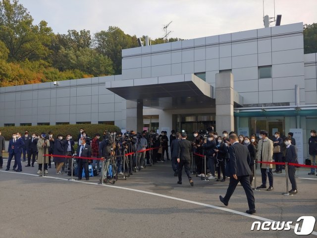 고(故) 이건희 삼성전자 회장의 장례식이 이틀째 열리고 있는 26일 오후 서울 강남구 삼성서울병원 장례식장 입구에 많은 취재진이 모여 있다. 2020.10.26/뉴스1 © 뉴스1