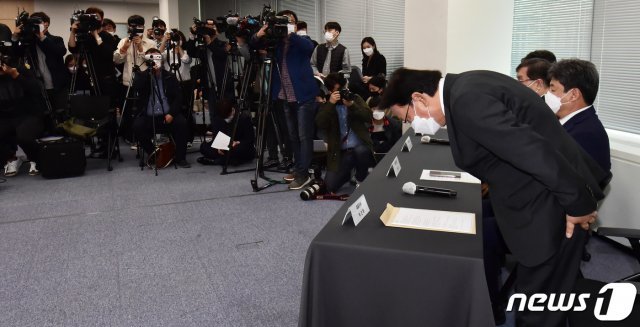 박근희 CJ대한통운 대표이사(오른쪽)가 22일 오후 서울 중구 태평로빌딩에서 택배 노동자 사망 사건과 관련해 사과문 발표에 앞서 인사하고 있다. 2020.10.22/뉴스1 © News1