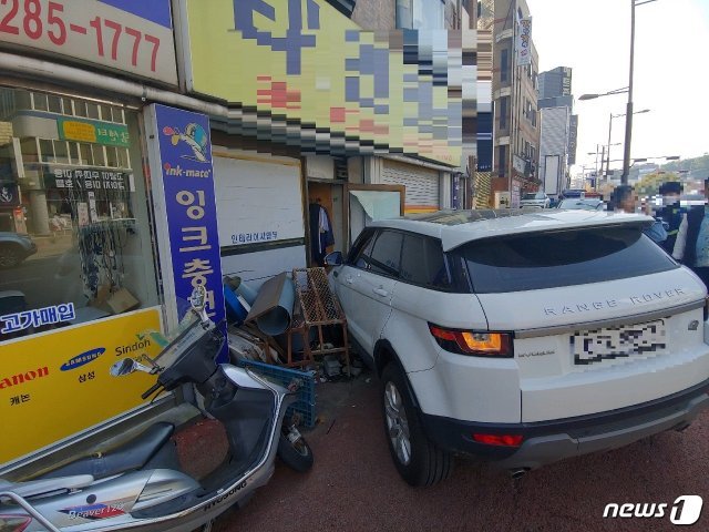 전북 전주시에서 한 30대 운전자가 차량 기어를 주행 상태로 놓고 하차했다가 사무실을 들이받는 사고가 발생했다.(독자 제공)2020.10.26/© 뉴스1