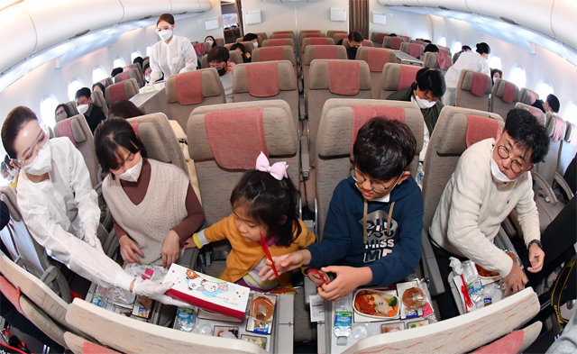 24일 아시아나항공의 ‘A380 한반도 일주 비행’ 항공기에 탑승한 승객들이 기내식을 즐기고 있다. 아시아나항공은 어린이 승객에겐 간식 박스를 추가로 제공한다. 아시아나항공 제공
