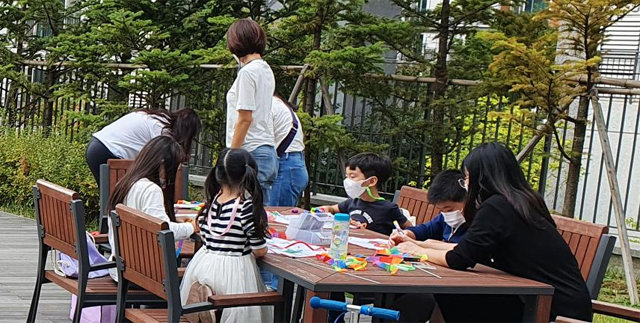 서울 구로구 항동의 한 아파트 단지에서 육아 품앗이 모임 ‘항함크’의 회원 부모들이 아이들과 함께 연을 만들고 있다. 항함크 제공
