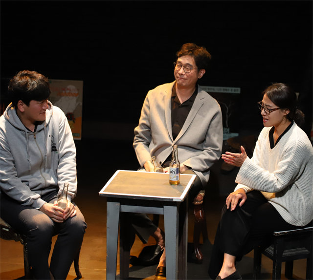 연극 ‘카페신파’ 중 술자리에서 연극에 대해 넋두리하는 장면을 재현한 왕보인, 박윤석, 임정은 배우(왼쪽부터). 산울림소극장 제공