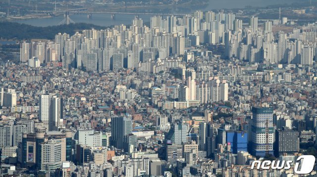 서울 송파구 롯데월드타워 전망대 서울스카이에서 바라본 아파트 단지의 모습. 2020.10.25./뉴스1 © News1