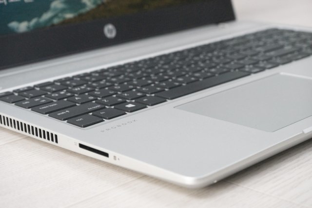 HP 프로북 455 G7, 상판과 팜레스트는 알루미늄 재질이다. 출처=IT동아