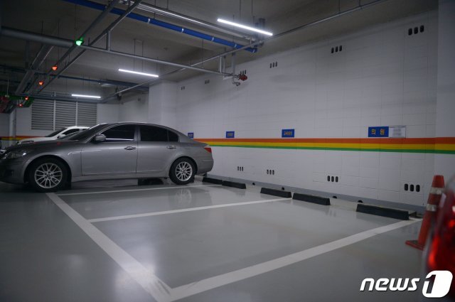 27일 오후 광주시의회 지하주차장에 의원 개인 차량 번호가 기재된 팻말이 부착돼 있다.2020.10.27 /뉴스1 © News1