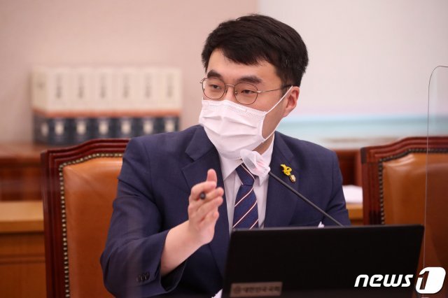 김남국 더불어민주당 의원이 지난 22일 국회에서 열린 법제사법위원회의 대검찰청에 대한 국정감사에서 질의를 하고 있는 모습. © News1