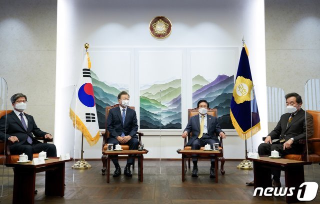 문재인 대통령이 28일 서울 여의도 국회 의장접견실에서 2021년도 예산안 시정연설에 앞서 박병석 국회의장 및 여야지도부 등과 환담하고 있다. 왼쪽부터 김명수 대법원장, 문 대통령, 박병석 국회의장, 더불어민주당 이낙연 대표. 김종인 국민의힘 비상대책위원장은 라임·옵티머스 사태 특검 수용을 요구하며 이날 사전 환담에 불참했다. 2020.10.28/뉴스1 © News1