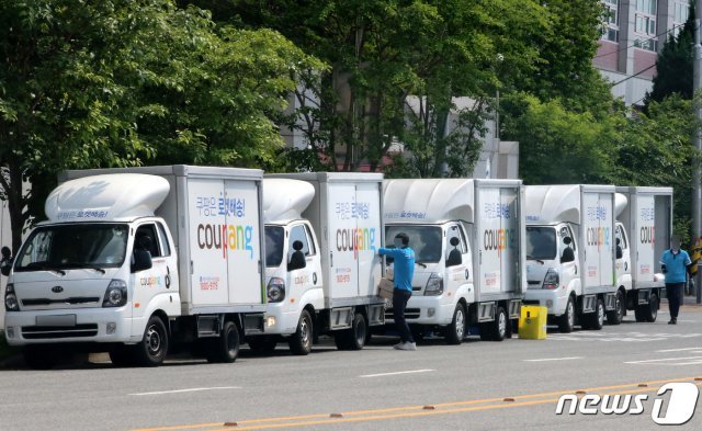 대전의 한 도로에서 쿠팡 택배 직원들이 차량에 택배물품을 싣고 있다. /뉴스1 © News1