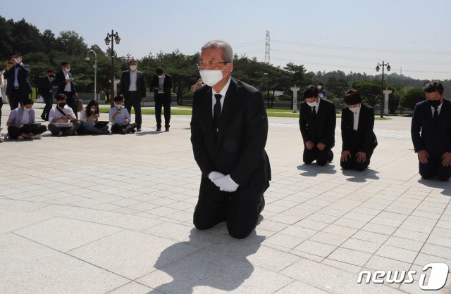 김종인 미래통합당 비상대책위원장이 19일 오전 광주 북구 국립5·18민주묘지에서 무릎 꿇고 참배하고 있다. 2020.8.19/뉴스1 © News1