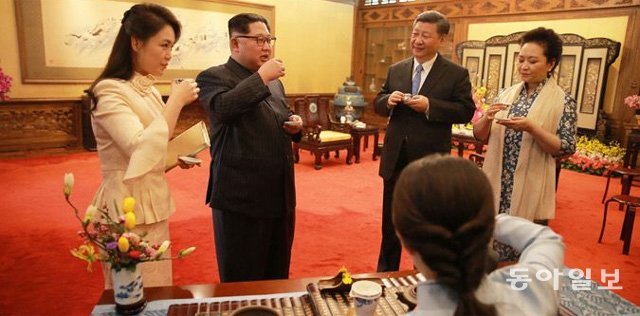 2018년 3월 김정은이 베이징에서 시진핑 중국 국가주석 부부와 함께 차를 마시고 있다. 화기애애한 분위기 같지만, 김정은은 권력을 잡은 뒤 6년이 넘어서야 중국을 방문했다. 동아일보DB