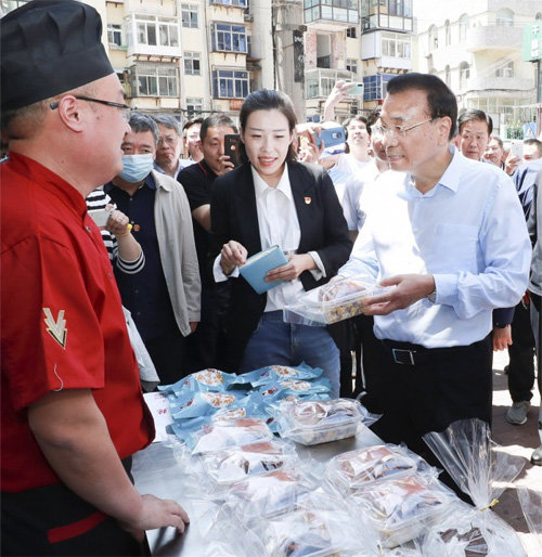 6월 리커창 중국 총리(오른쪽)가 산둥성 옌타이를 방문해 한 노점상과 이야기를 나누고 있다. 리 총리는 코로나19로 위기에 처한 빈곤층을 위해 이전까지 철거 대상으로만 여겨졌던 노점을 허용했다. 바이두 캡처