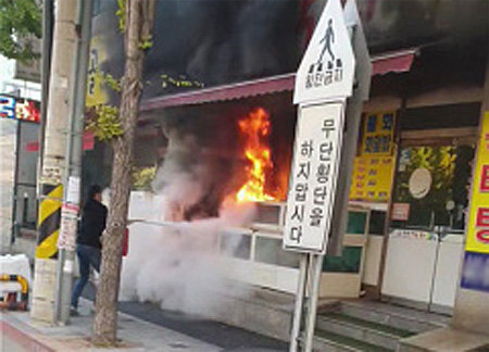 인천 중부소방서 이성하 소방관이 출근길에 화재 현장을 보고 홀로 소화기를 들고 불을 끄고 있다. 인천소방본부 제공