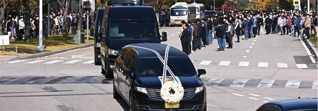 임직원 배웅 받으며… 25일 별세한 고 이건희 삼성전자 회장의 영결식 및 발인이 28일 엄수됐다. 이날 화성반도체사업장을 돌아 나오는 운구차를 향해 도열한 삼성그룹 임직원들이 고인의 마지막 길을 배웅하고 있다. 화성=뉴시스