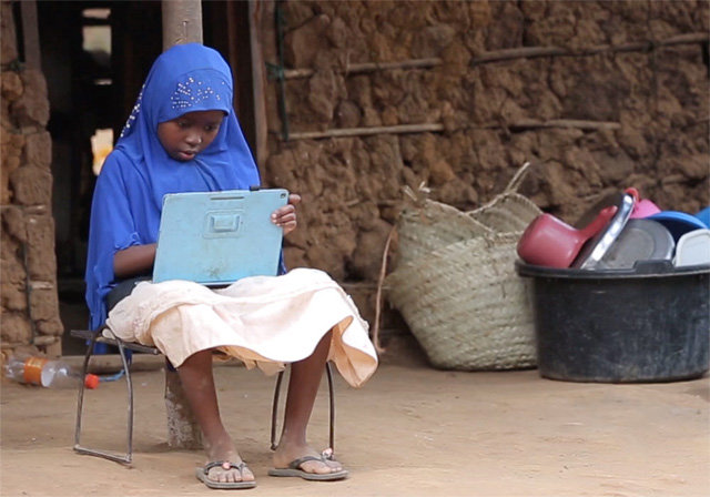 아프리카 탄자니아의 한 마을에서 어린이가 태블릿PC를 이용해 ‘에누마’의 교육용 소프트웨어로 공부하고 있다. 에누마 제공