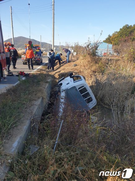 28일 오후 3시 56분쯤 인천시 강화군 길상면의 한 도로에서 1톤 트럭이 수로에 빠지는 사고가 발생했다. 소방대원이 구조활동을 벌이고 있다.(인천강화소방서제공)2020.10.29 /뉴스1 © News1