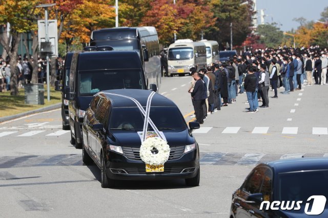 고(故) 이건희 삼성그룹 회장의 운구차량이 28일 경기도 화성사업장에서 직원들과 마지막 인사를 하고 있다. 이날 영결식에는 홍라희 전 리움미술관장과 이재용 삼성전자 부회장, 이부진 호텔신라 사장, 이서현 삼성복지재단 이사장 등 유족이 참석했다. 2020.10.28/뉴스1 © News1