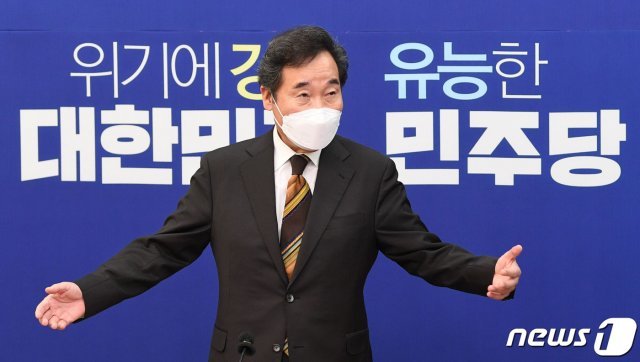 이낙연 더불어민주당 대표가 28일 국회에서 도시철도 운영기관 노사대표자 간담회를 갖기 앞서 참석자들에게 기념촬영을 위해 앞쪽으로 나오라고 손짓하고 있다. 2020.10.28/뉴스1 © News1