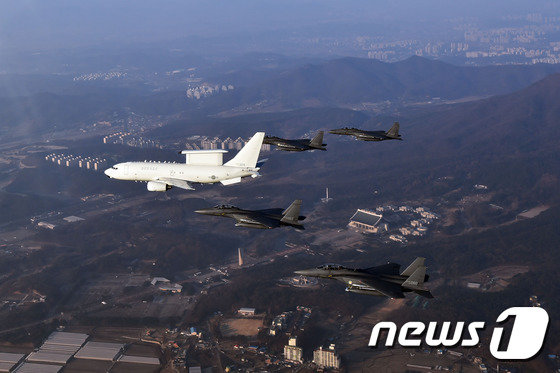 공군 E-737 피스아이와 F-15K 편대. /뉴스1