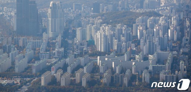 서울 송파구 롯데월드타워 전망대에서 바라본 아파트 단지 일대.  © News1