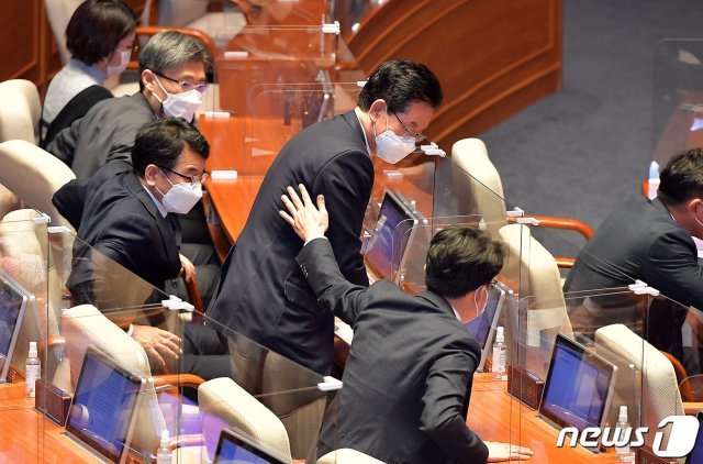 정정순 더불어민주당 의원이 29일 오후 서울 여의도 국회에서 열린 본회의에서 본인의 체포동의안이 가결되자 진성준 의원의 격려를 받고 있다. 2020.10.29/뉴스1 © News1