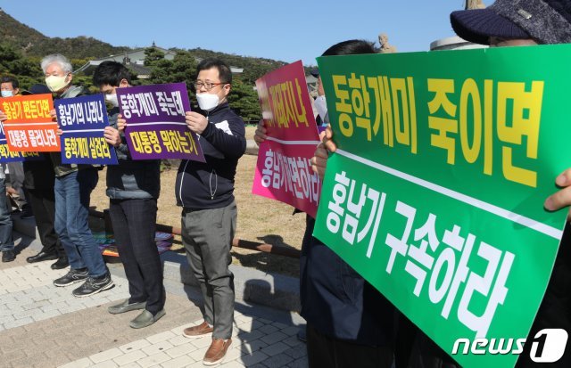 23일 서울 종로구 청와대분수대 앞에서 한국주식투자자연합회(한투연) 회원들이 ‘대주주 양도소득세 3억원 강행 규탄’ 기자회견을 하고 있다. 이날 기자회견에서 한투연은 정부가 주식 양도소득세를 부과하는 대주주 기준 강화(10억원에서 3억원으로 조정)를 예정대로 추진하겠다고 밝힌 데 대해 “납세자의 소득과는 관계없이 한 종목 3억원 이상 보유자만을 납세자로 삼는 것은 공평 과세에 어긋난다“고 비판했다. 2020.10.23/뉴스1 © News1