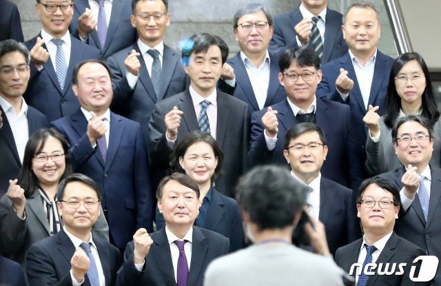 윤석열 검찰총장이 29일 오후 대전 고등검찰청·지방검찰청을 방문, 일선 검사들과 간담회를 마치고 대전 검사들과 기념촬영하고 있다. 2020.10.29/뉴스1 © News1