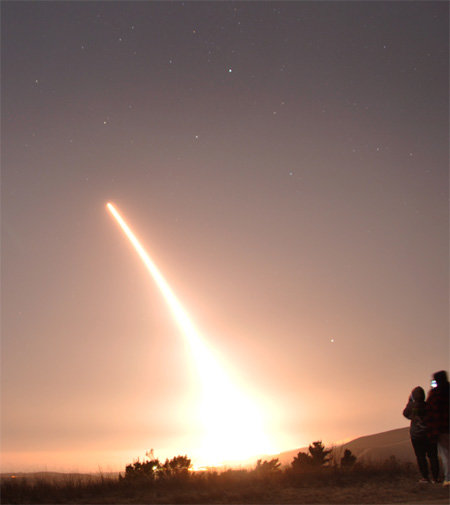 미국 전략사령부가 홈페이지에 공개한 대륙간탄도미사일(ICBM) ‘미니트맨3’ 발사 장면. 미 전략사는 29일(현지 시간) 캘리포니아 반덴버그 공군기지에서 이 미사일 1발을 시험 발사했다고 밝혔다. 미국 전략사령부 홈페이지