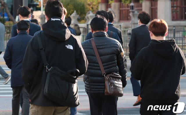 29일 오전 서울 세종로네거리에서 시민들이 두꺼운 옷을 입고 발걸음을 옮기고 있다.  2020.10.29/뉴스1 © News1