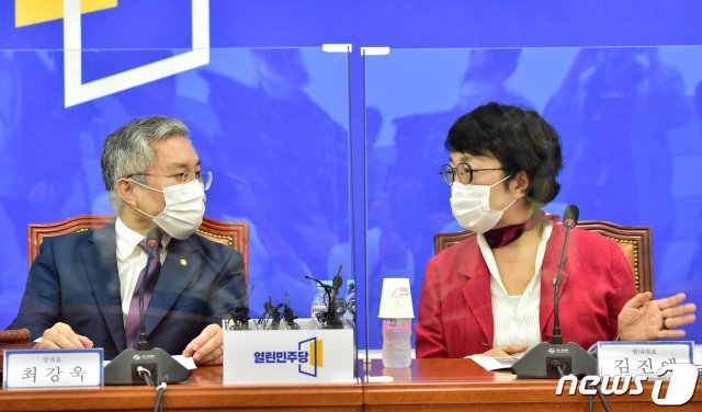 최강욱 열린민주당 대표(왼쪽)와 김진애 원내대표. 2020.9.28/뉴스1 © News1