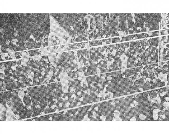 고국방문 비행을 위해 1922년 12월 5일 남대문 역에 도착한 안창남을 환영하는 수많은 군중. 이들이 외친 환호에 대해 당시 동아일보는 ‘남산이 울리는 만세소리’라고 보도했다.