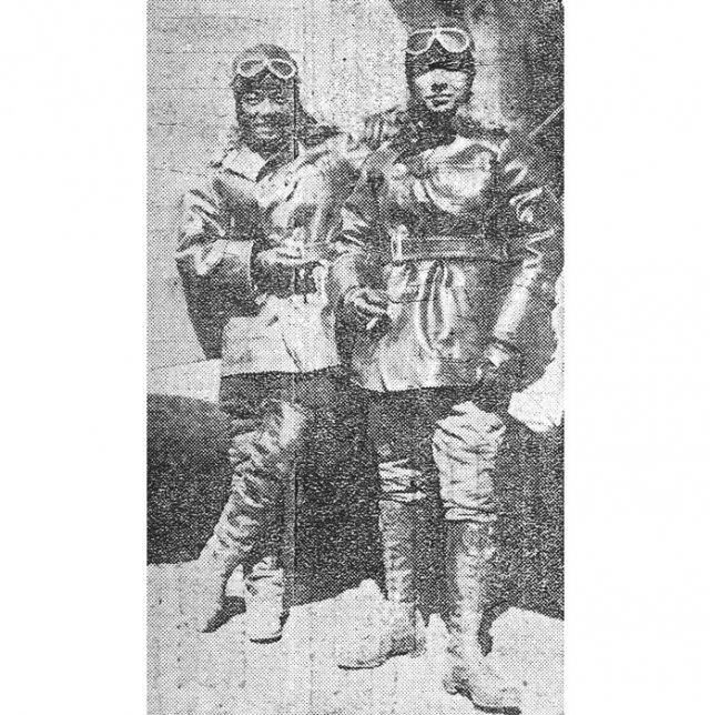 중국으로 건너가 산시성 타이위안 비행학교에서 비행사들을 길러내던 안창남(왼쪽). 그는 이즈음 비밀 독립결사인 대한독립공명단을 조직하는 등 활발한 독립운동을 펼쳤지만 1930년 비행기 추락으로 29세의 꽃다운 나이에 순국하고 말았다.