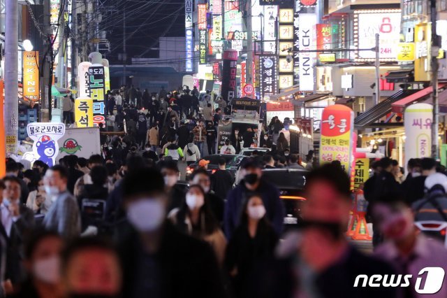 핼러윈을 하루 앞둔 30일 오후 경기도 수원시 팔달구 인계동의 거리가 핼러윈을 즐기기위한 시민들로 붐비고 있다. 2020.10.30 © News1