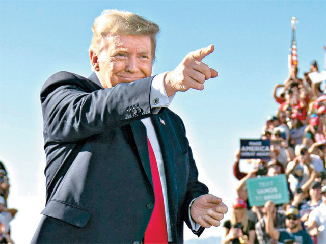 트럼프 대통령이 28일(현지 시간) 서부 경합지 애리조나에서 수만 명의 군중을 동원한 유세를 벌이며 지지자들을 가리키고 있다. 애리조나·플로리다=AP 뉴시스