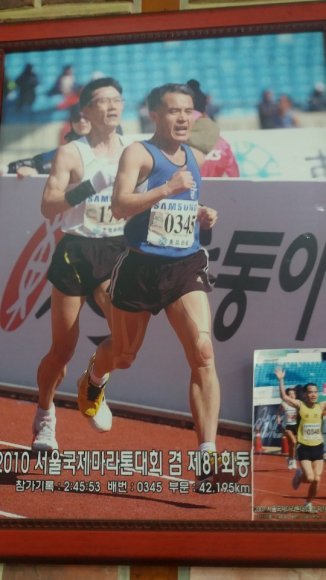 한길용 씨가 2010년 서울국제마라톤 겸 동아마라톤에서 역주하고 있다. 그는 이날 2시간 45분 53초의 풀코스 개인 최고기록을 세웠다. 한길용 씨 제공.