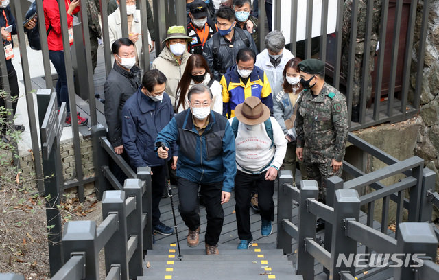 文대통령, 52년 만에 열리는 북악산 산행…개방 약속 이행 - 동아일보