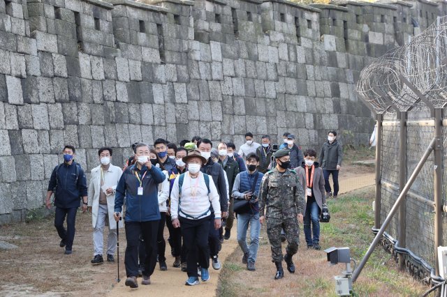 문재인 대통령이 31일 청와대 뒤편 북악산 북측의 탐방로를 걷고 있다.
